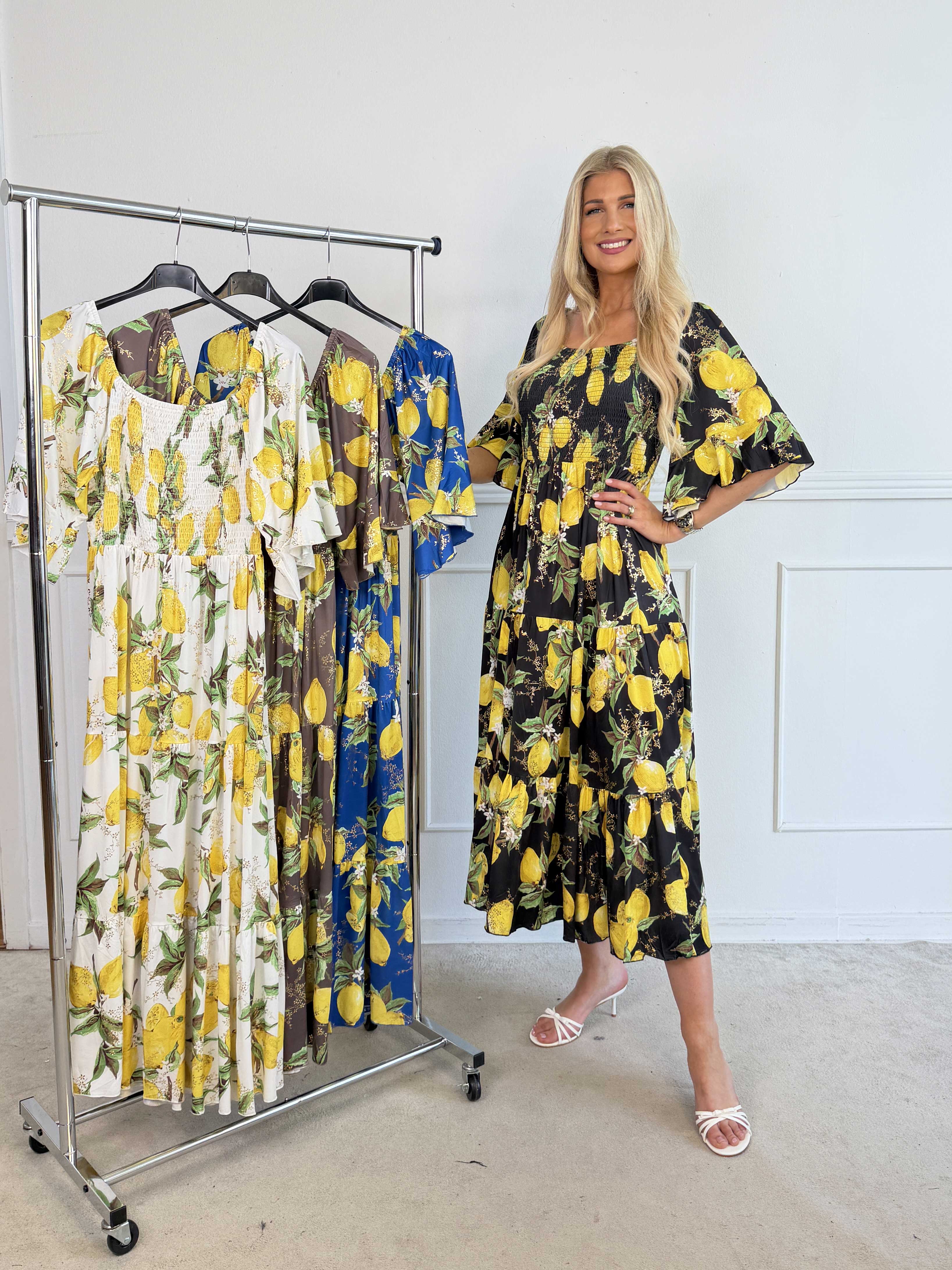 Elna Lemon - Lang elastisk plus size kjole med citroner og smock over brystet